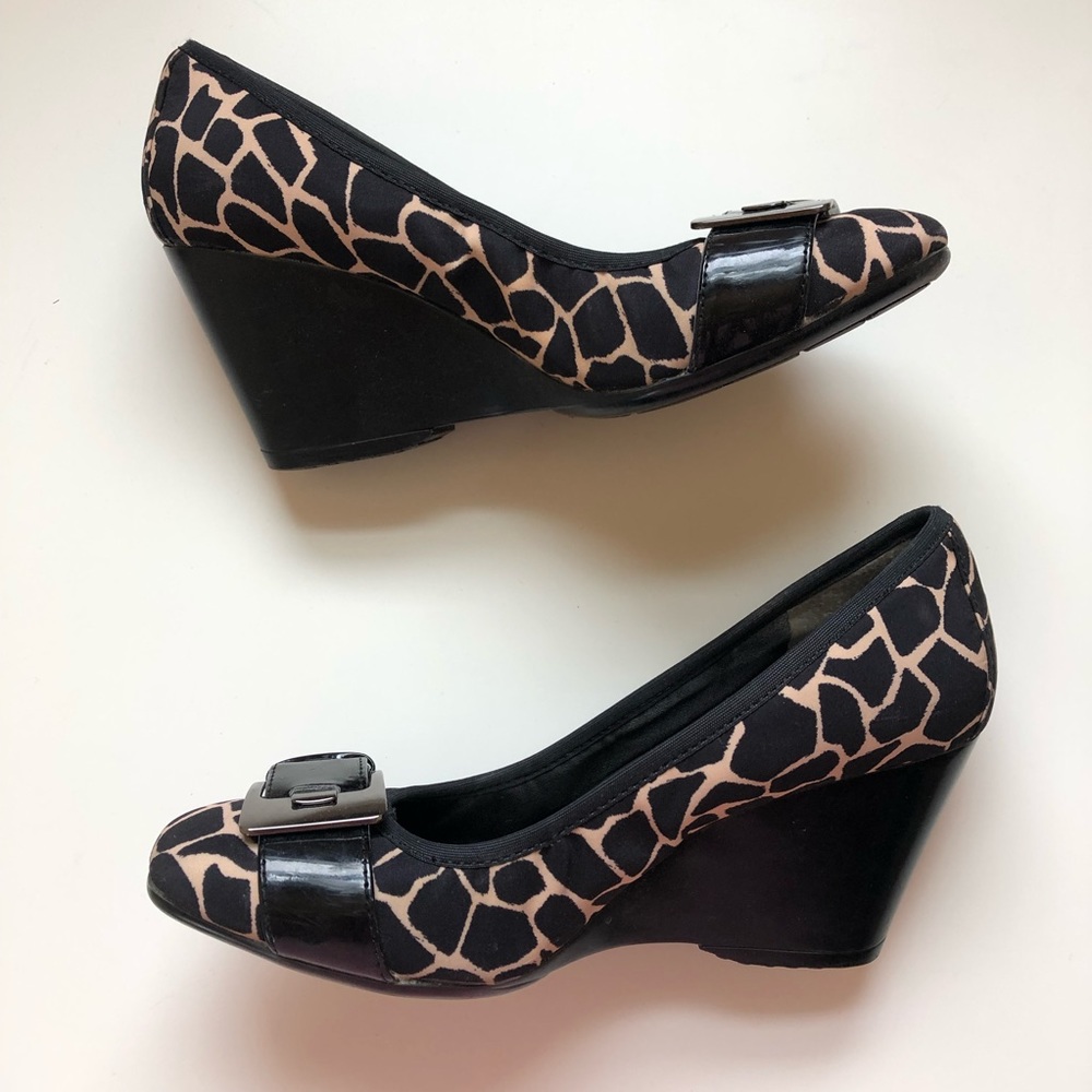 Bandolino Giraffe print wedge patent buckle 7.5